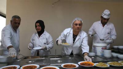 Hatay’ın Antakya ilçesinde, Kahramanmaraş merkezli depremlerden etkilenen esnaflara destek olmak