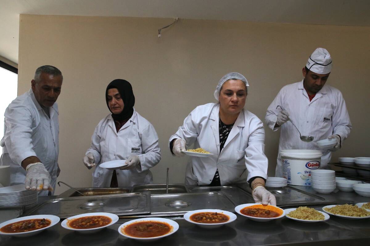 Hatay’ın Antakya ilçesinde, Kahramanmaraş merkezli depremlerden etkilenen esnaflara destek olmak