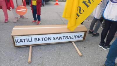 Samandağ’daki kutlamalara omuzda taşınan tabut damga vurdu. Aktivist Mevlüt Oruç: