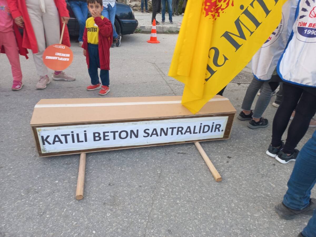 Samandağ’daki kutlamalara omuzda taşınan tabut damga vurdu. Aktivist Mevlüt Oruç: