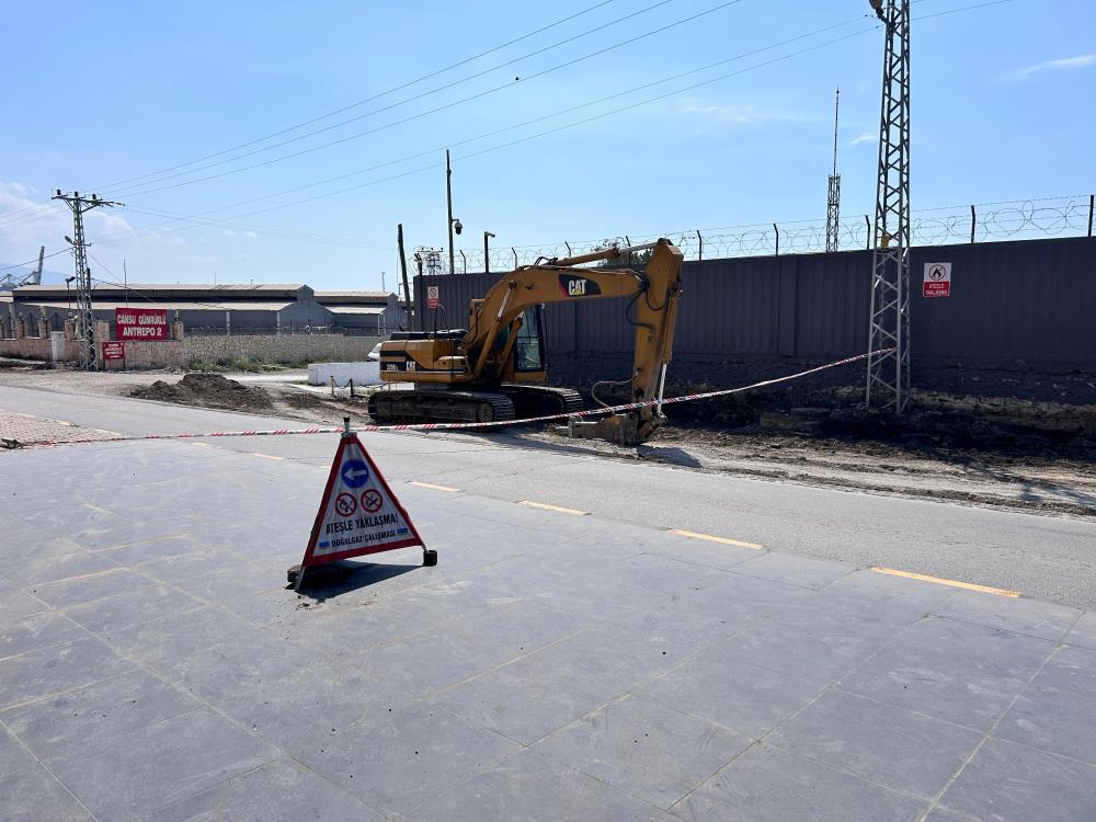 Hatay’ın İskenderun ilçesinde yürütülen yol çalışması sırasında doğalgaz borusunda yaşanan