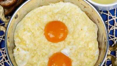 Hatay mutfağının eşsiz tariflerinden biri olan tuzlu yoğurtlu yumurta, kahvaltı