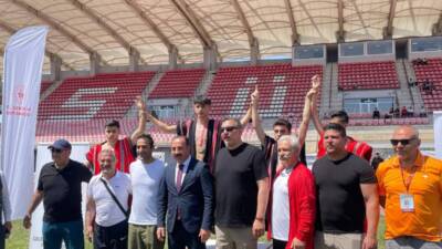 Aksaray’da düzenlenen Okullar Arası Aşırtmalı ve Kapışmalı Aba Güreşi Türkiye