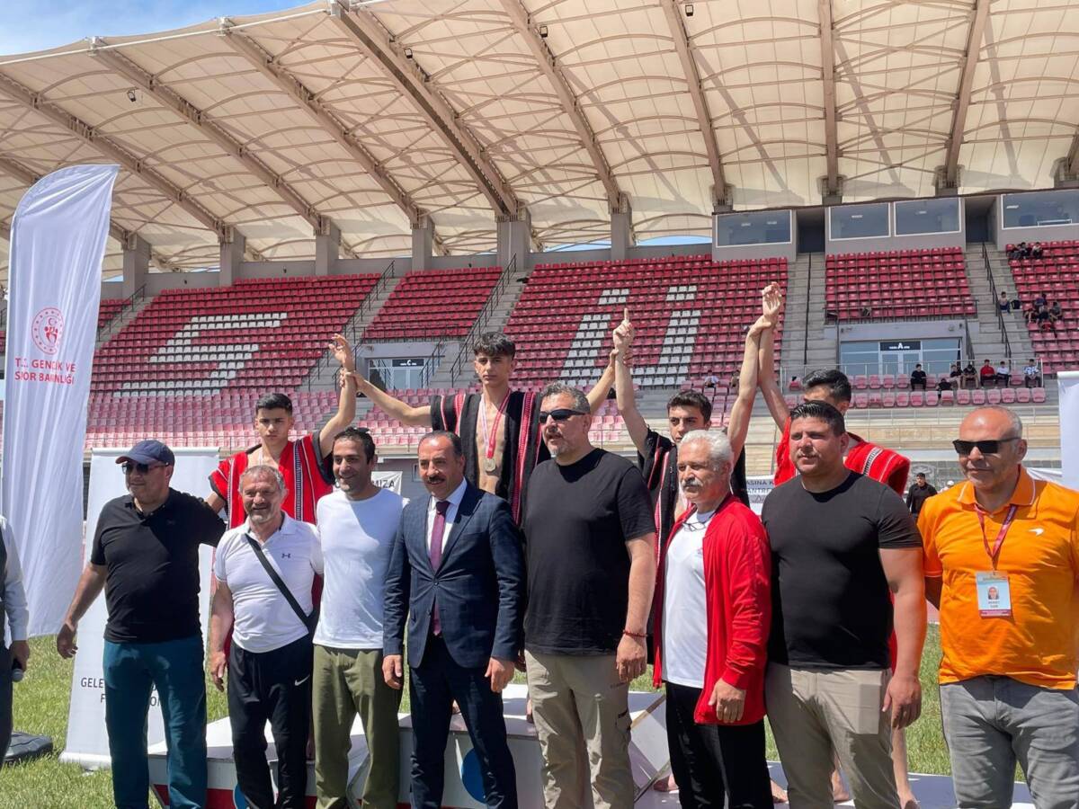 Aksaray’da düzenlenen Okullar Arası Aşırtmalı ve Kapışmalı Aba Güreşi Türkiye