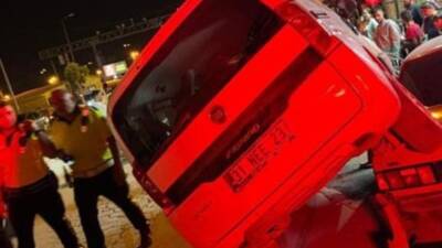 Hatay’ın Kırıkhan ilçesinde yaşanan sıra dışı trafik kazasında park halindeki