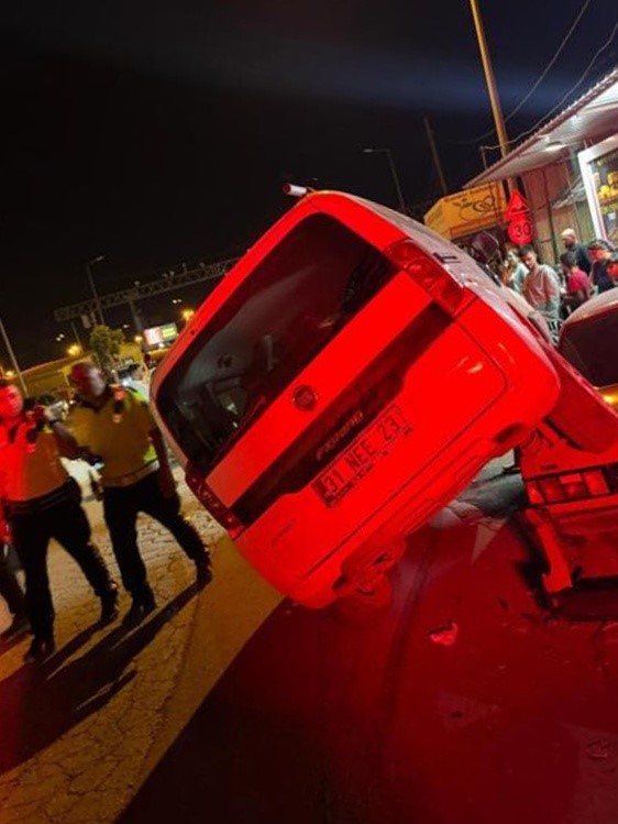 Hatay’ın Kırıkhan ilçesinde yaşanan sıra dışı trafik kazasında park halindeki