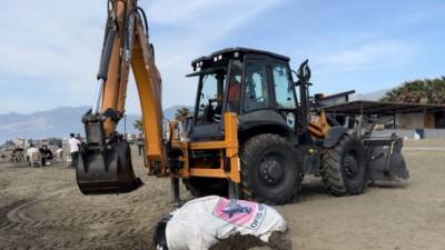 Hatay’ın Akdeniz’e kıyısı bulunan Arsuz ilçesinde denize giren vatandaşlar, sahile