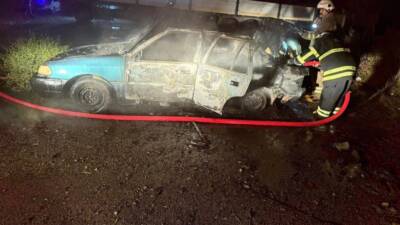 Hatay’ın Arsuz ilçesinde park halindeyken aniden alev alan bir otomobil