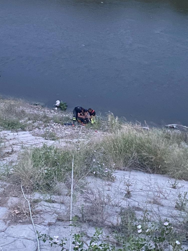 Hatay’ın Antakya ilçesinde Asi Nehri’ne düşerek mahsur kalan bir vatandaş,