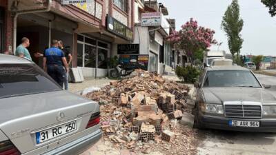 Defne Belediyesi Zabıta Müdürlüğü ekipleri, ilçede çevre temizliğini sağlamak ve