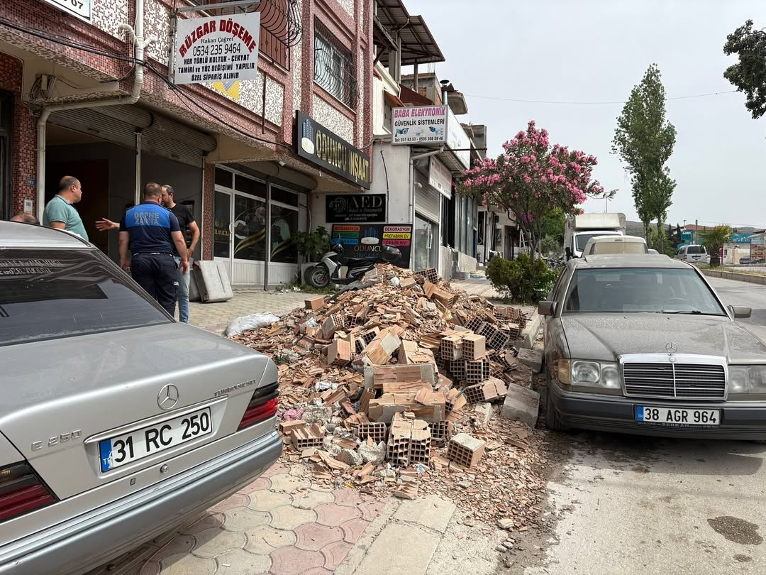 Defne Belediyesi Zabıta Müdürlüğü ekipleri, ilçede çevre temizliğini sağlamak ve