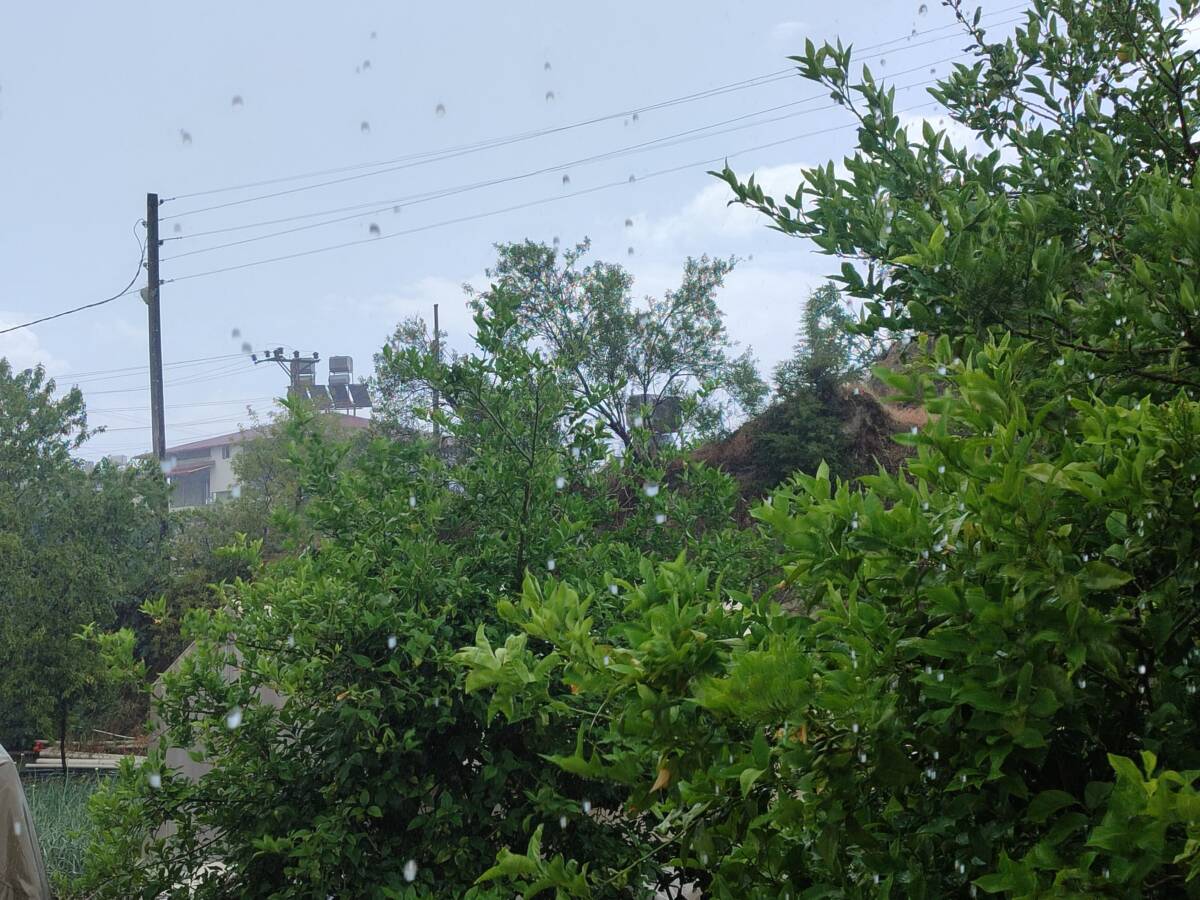 Hatay’da sabah saatlerinden itibaren etkili olan kuvvetli sağanak yağış ve