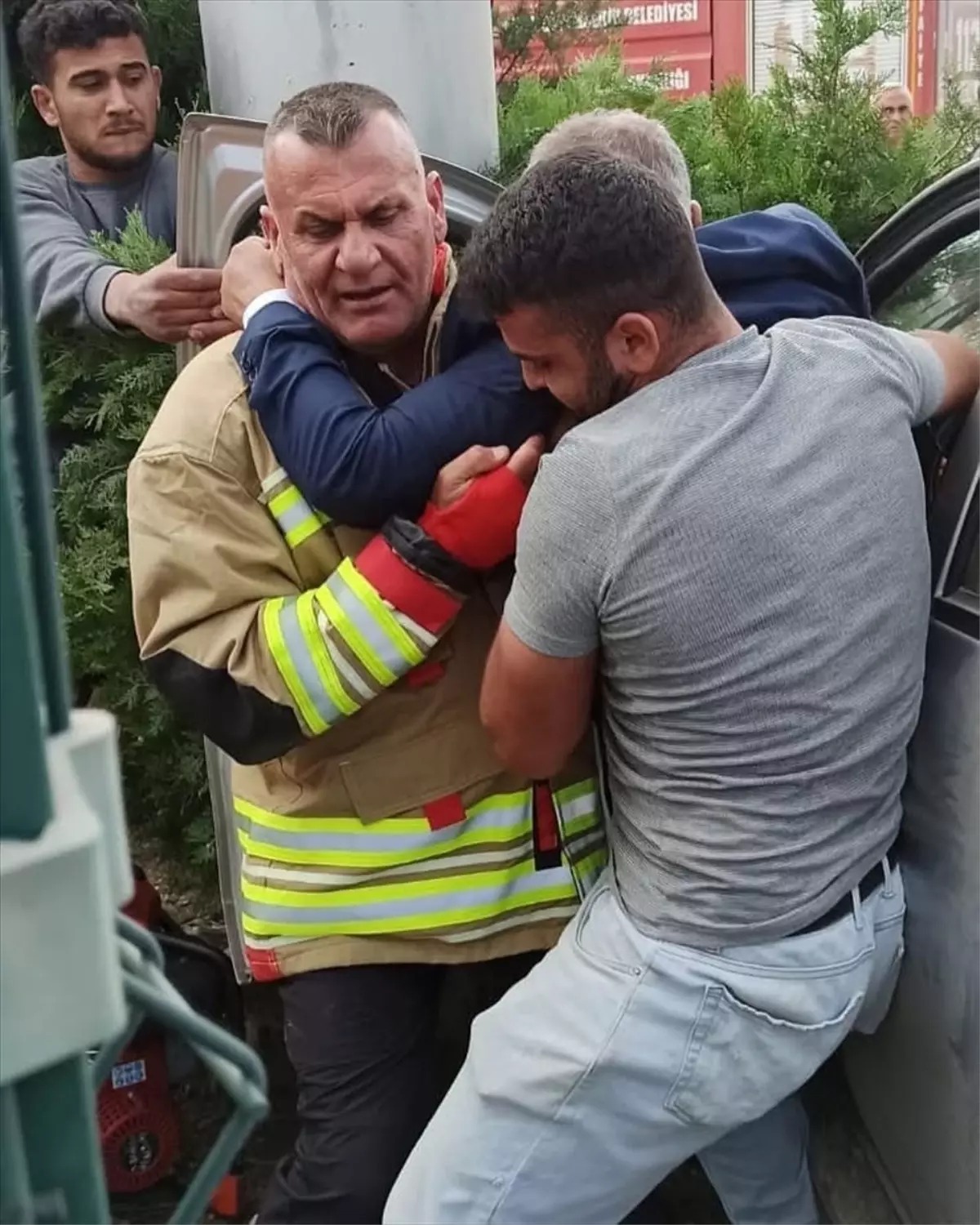 Hatay’ın Belen ilçesinde meydana gelen trafik kazasında iki otomobil kafa