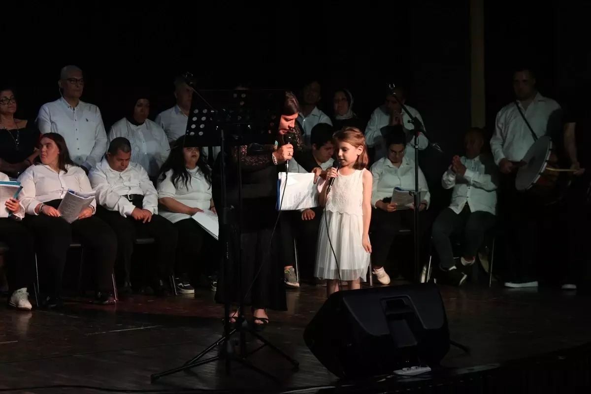 İskenderun’da Engelliler Haftası etkinlikleri kapsamında sahne alan Engelliler Korosu, Türk