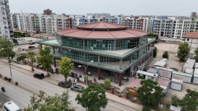 Hatay Büyükşehir Belediyesi (HBB), “Hatay Ayağa Kalkıyor” sloganıyla başlattığı yeniden