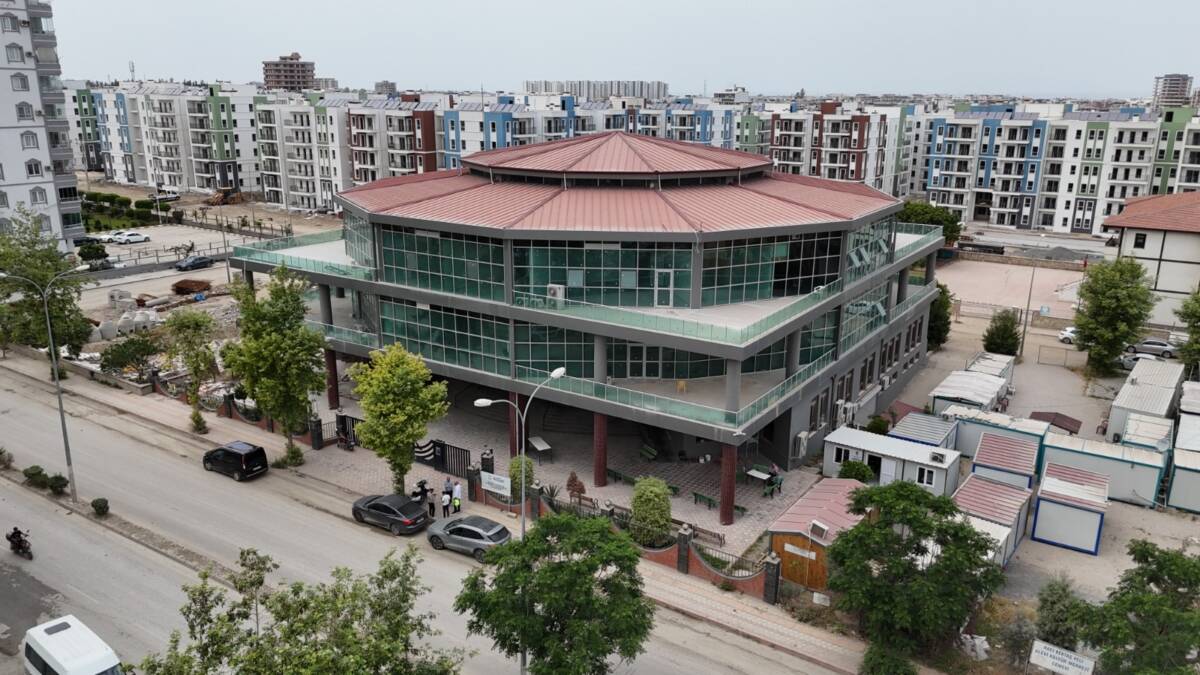 Hatay Büyükşehir Belediyesi (HBB), “Hatay Ayağa Kalkıyor” sloganıyla başlattığı yeniden