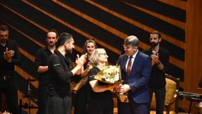 Hatay’ın Arsuz ilçesinde görev yapan öğretmenler, 1990’lı yılların unutulmaz şarkılarını