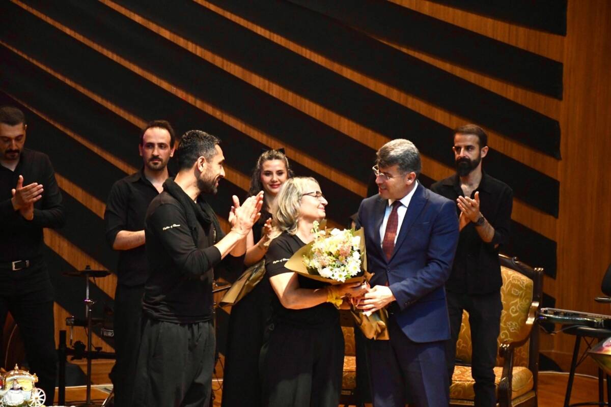 Hatay’ın Arsuz ilçesinde görev yapan öğretmenler, 1990’lı yılların unutulmaz şarkılarını