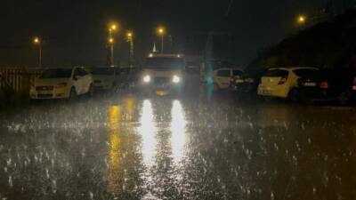 Meteorolojinin uyarısının ardından Hatay’da akşam saatlerinde başlayan dolu yağışı, kısa