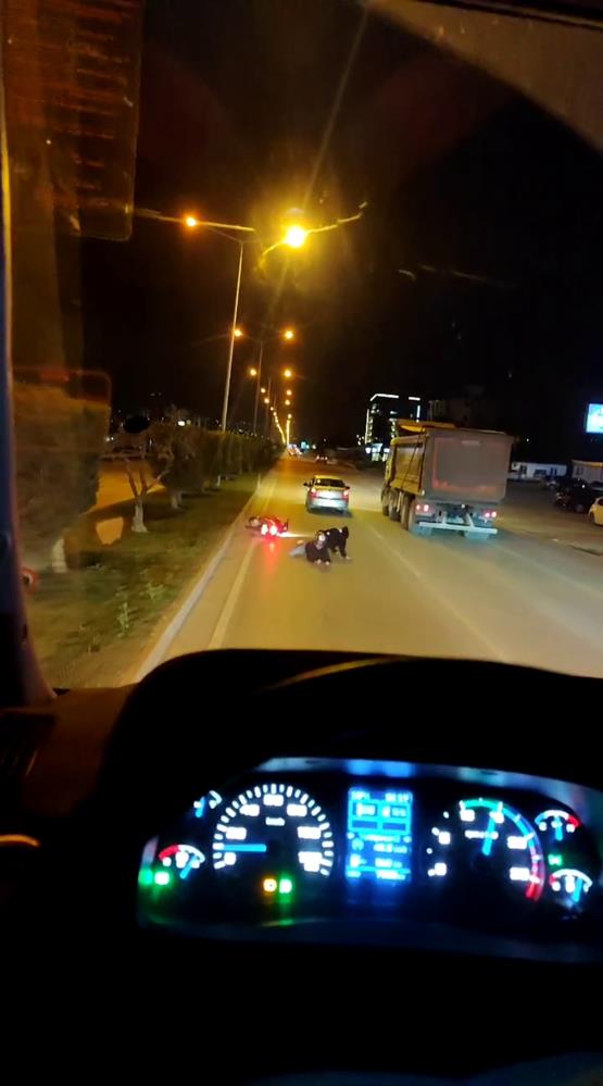 Hatay’ın Antakya ilçesinde sollama yapan otomobilin motosiklete çarpması sonucu 2