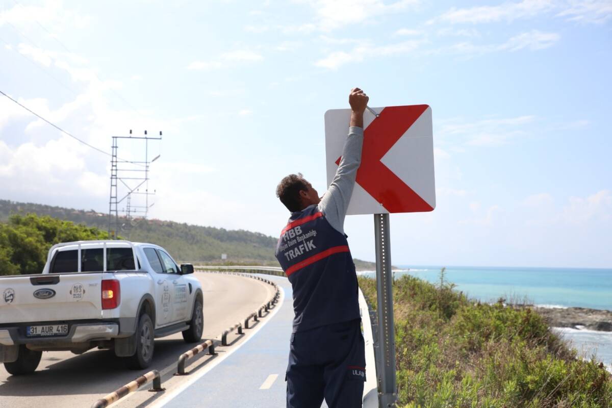 Hatay Büyükşehir Belediyesi (HBB), il genelinde sürdürdüğü yol güvenliği ve