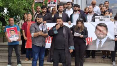 Tutukluluğunun ikinci yılında Hatay Adliyesi önünde bir araya gelen TİP