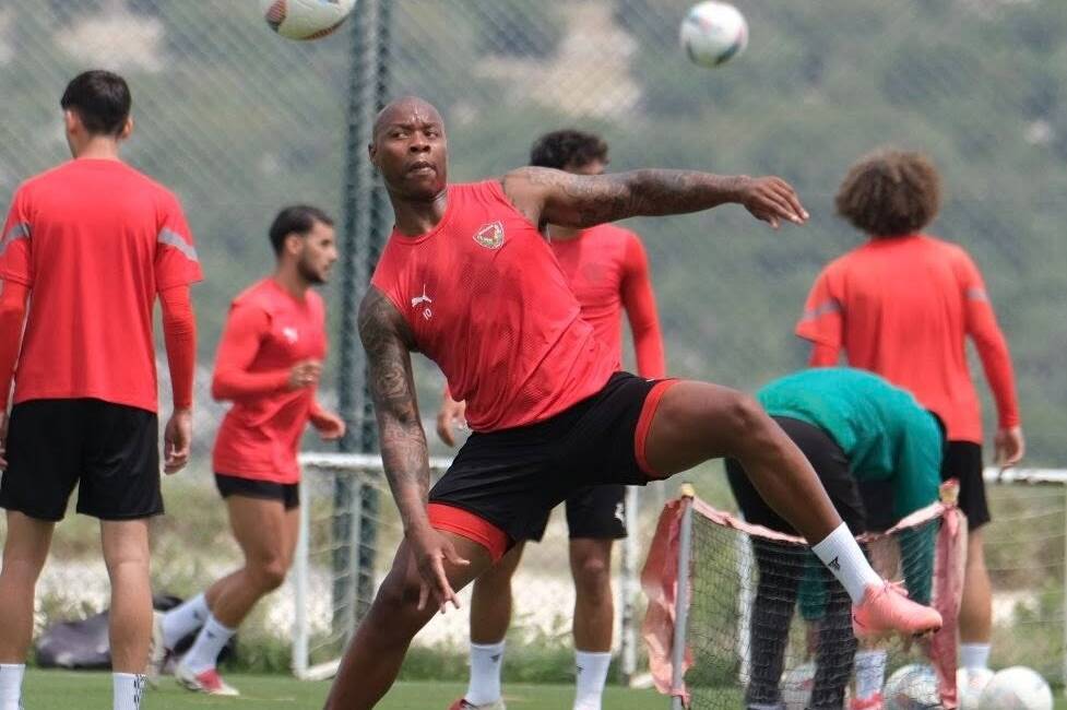 Strandberg Cezalı, Aboubakar Yok: Hatayspor’da Forvet Krizi! Ligde kalma umutlarını yitiren Hatayspor’da forvet alarmı! Strandberg’in kırmızı kart