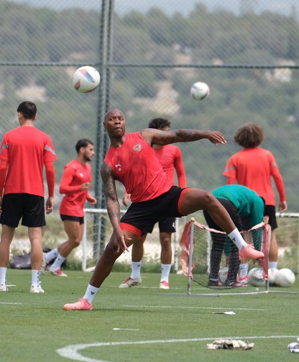 Ligde kalma umutlarını yitiren Hatayspor’da forvet alarmı! Strandberg’in kırmızı kart