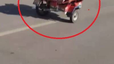 Hatay’ın Hassa-Kırıkhan karayolunda, sepetli motosiklet sürücüsünün yaptığı tehlikeli akrobatik hareketler