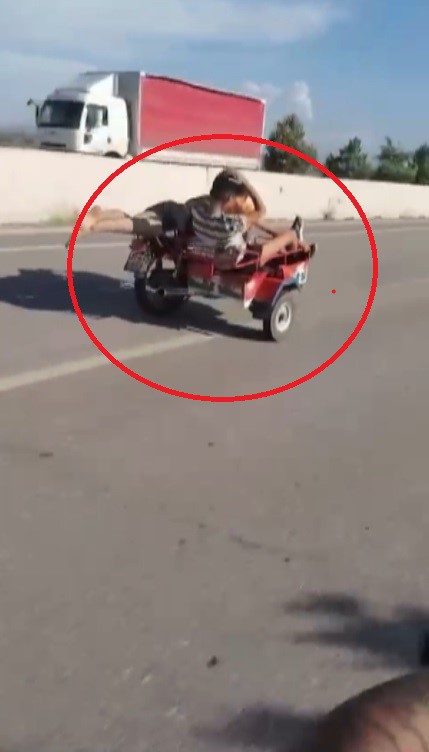 Hatay’ın Hassa-Kırıkhan karayolunda, sepetli motosiklet sürücüsünün yaptığı tehlikeli akrobatik hareketler