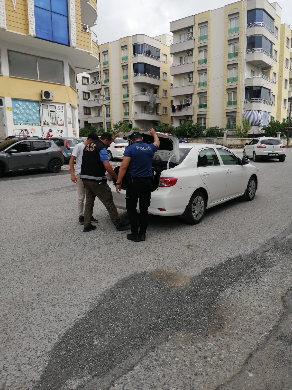 Hatay’ın Dörtyol ilçesinde gerçekleştirilen huzur ve güven uygulamasında, polis ekipleri