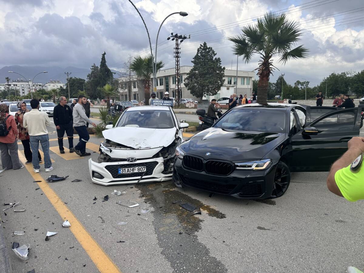 Hatay’ın Dörtyol ilçesi Hacı Bayram Türkoğlu Caddesi’nde meydana gelen kazada,