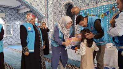 Kurban Bayramı öncesinde Hatay’ın Reyhanlı ilçesinde, öksüz ve yetim çocuklara