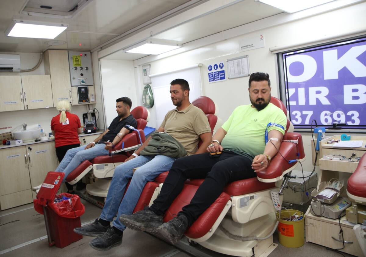 Hatay'ın Defne ilçesinde Türk Kızılay tarafından düzenlenen kan bağışı kampanyasında