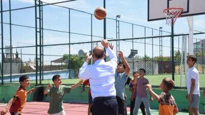 Antakya Belediye Başkanı İbrahim Naci Yapar, Akcurun Mahallesi’ni ziyaretinde çocuklardan