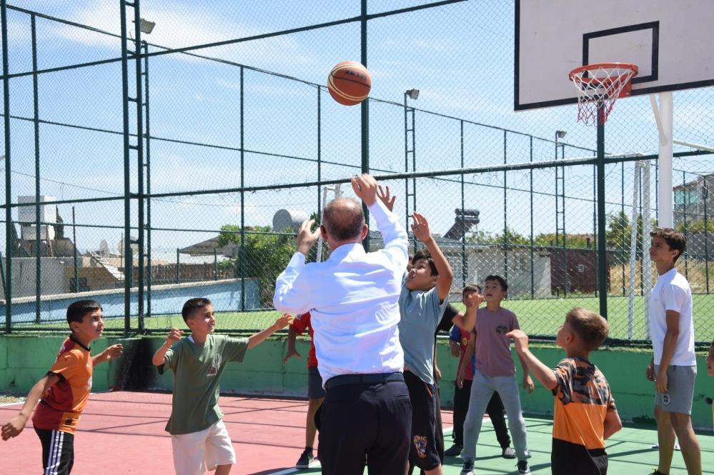 Antakya Belediye Başkanı İbrahim Naci Yapar, Akcurun Mahallesi’ni ziyaretinde çocuklardan