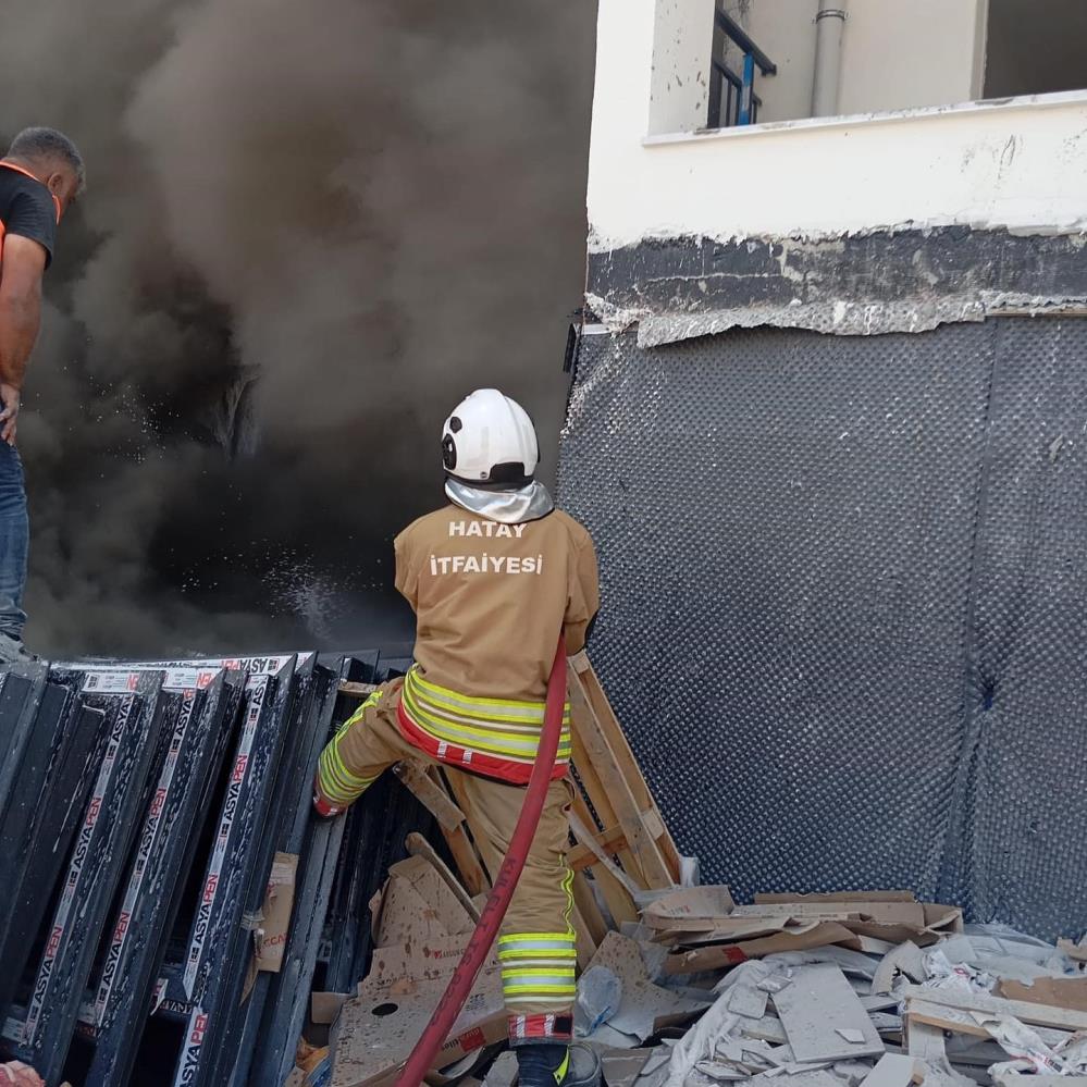 Hatay’ın Antakya ilçesi Serinyol Mahallesi’nde bulunan bir inşaat sahasında yangın