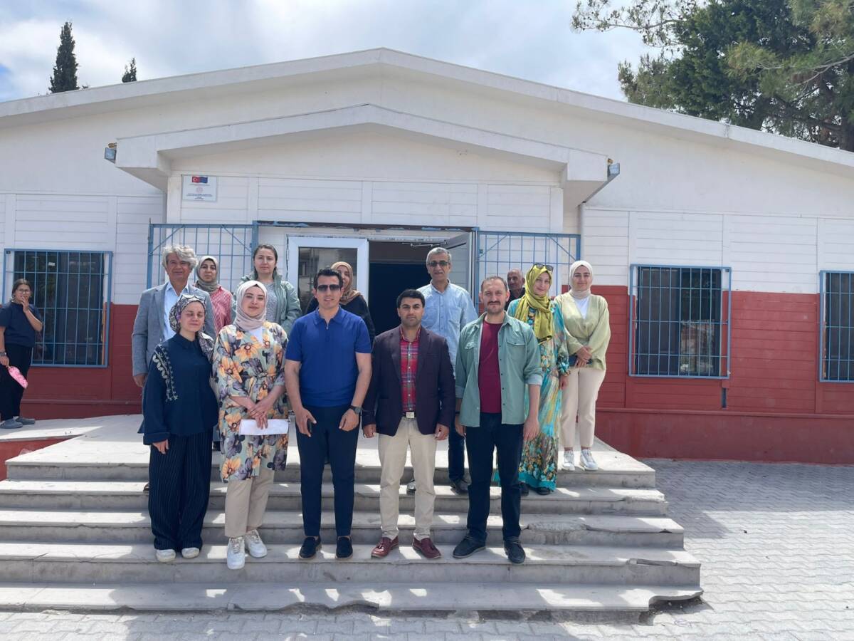 Yayladağı ilçesine bağlı Güveççi kırsal mahallesinde, depremde hayatını kaybeden öğretmen