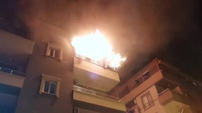 Hatay’ın Arsuz ilçesinde dört katlı bir apartmanın en üst katında