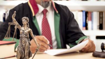 Anayasa Mahkemesi, avukatlara yönelik disiplin cezalarını düzenleyen iki kritik maddeyi