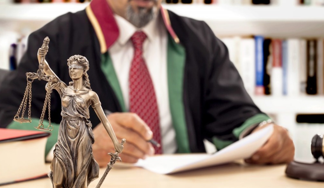 Anayasa Mahkemesi, avukatlara yönelik disiplin cezalarını düzenleyen iki kritik maddeyi