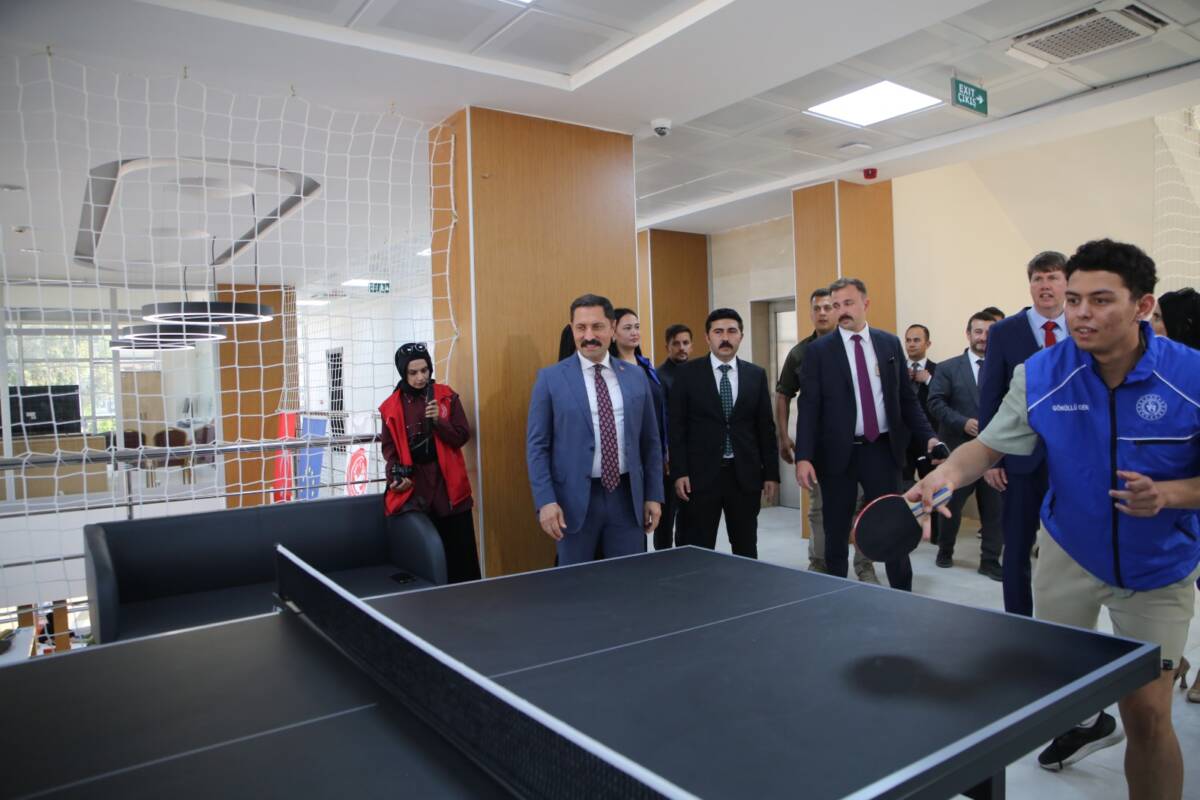 Hatay’ın Yayladağı ilçesinde inşa edilen Gençlik Merkezi, düzenlenen törenle hizmete