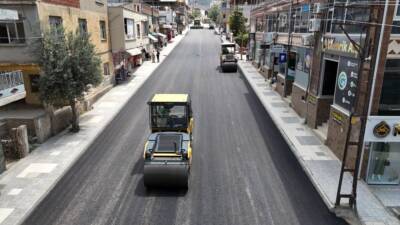 Hatay Büyükşehir Belediyesi, İskenderun’un Denizciler Mahallesi’nde başlattığı yol yenileme çalışmaları