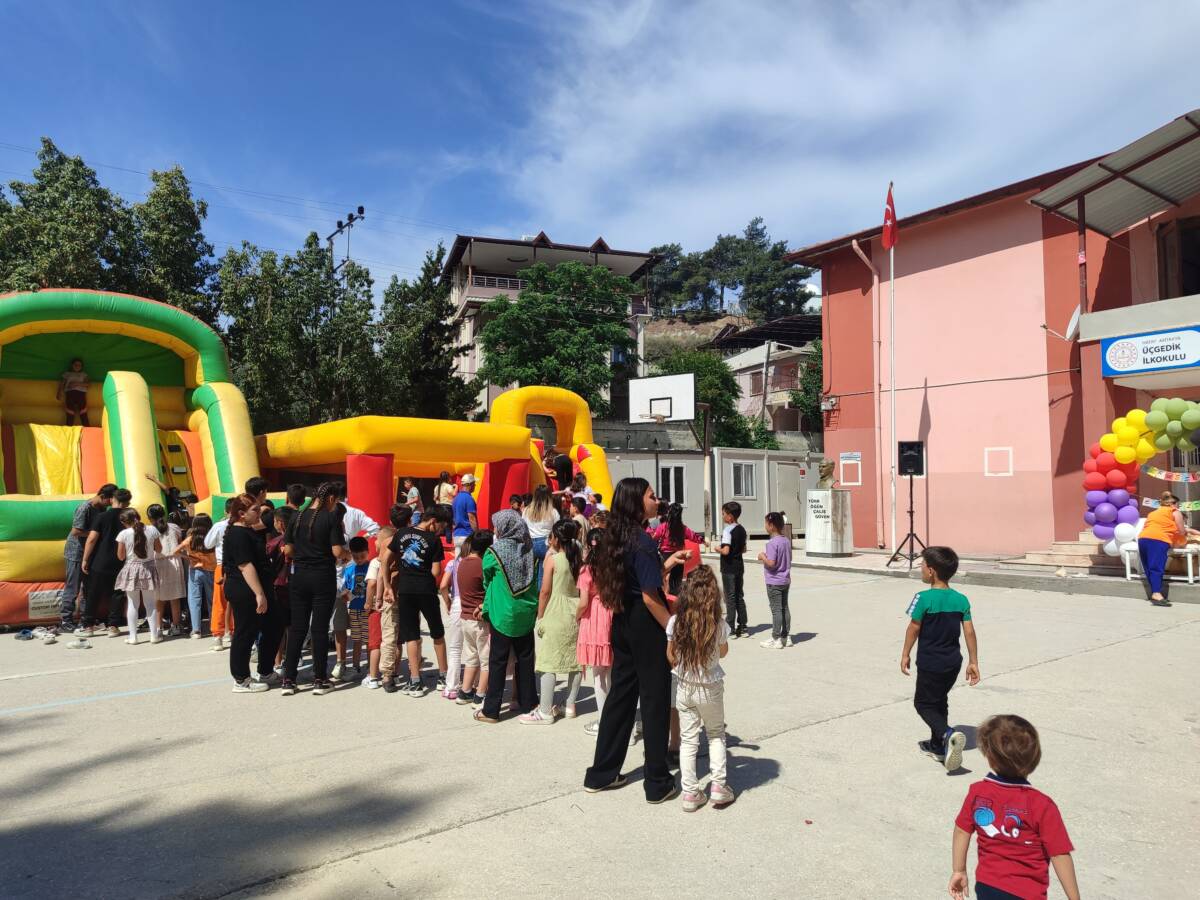 Hatay’ın Antakya ilçesine bağlı Üçgedik Mahallesi’nde bulunan Üçgedik İlkokulu ve