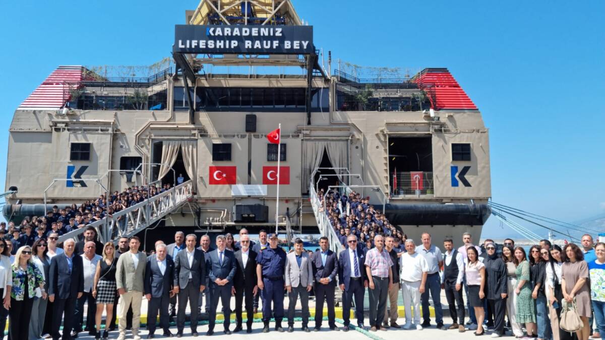6 Şubat depremlerinin ardından Karadeniz Holding’in Rauf Bey Yaşam Gemisi’nde