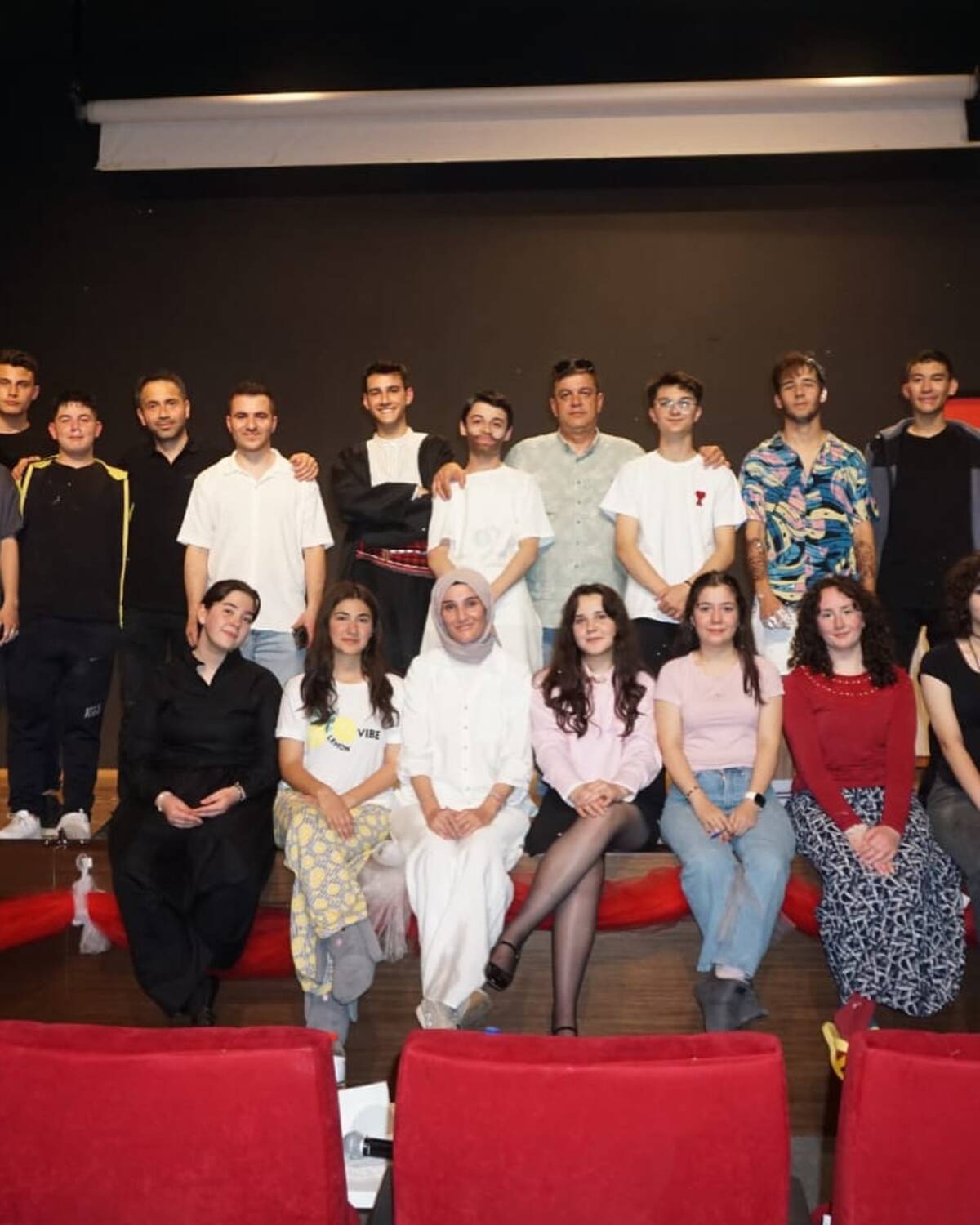 Hatay Fen Lisesi öğrencilerinden oluşan tiyatro ekibi, Mersin’de düzenlenen “Ahilik