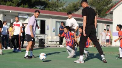 Hatayspor Teknik Direktörü Murat Şahin, teknik heyet ve bir grup