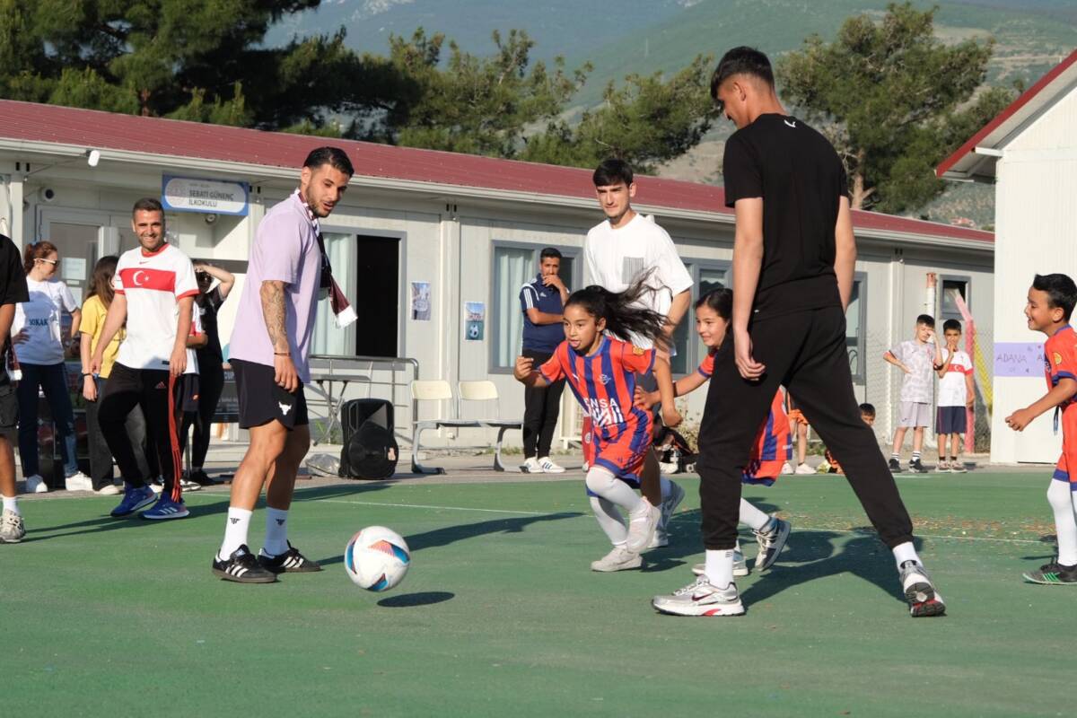 Hatayspor Teknik Direktörü Murat Şahin, teknik heyet ve bir grup