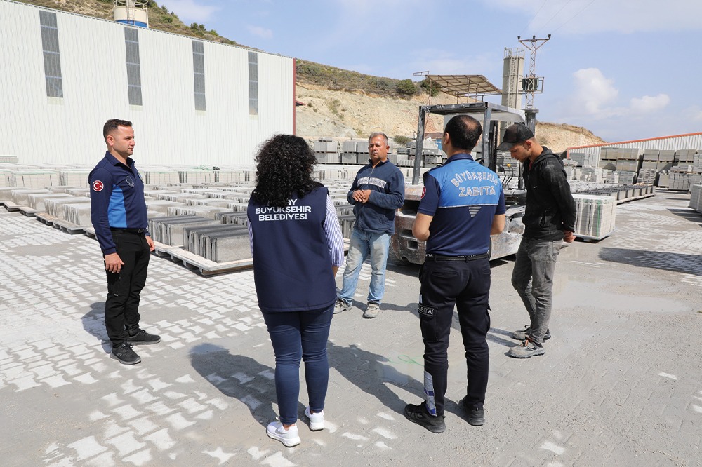 Hatay Büyükşehir Belediyesi, kentte insan sağlığı ve çevreyi tehdit eden