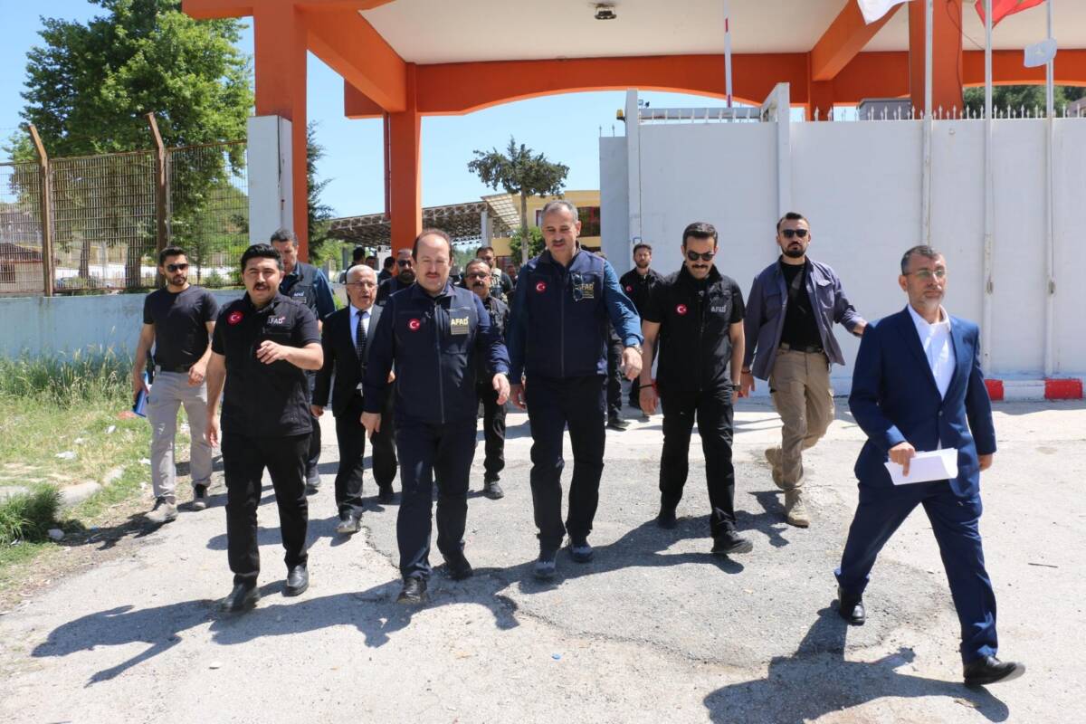 AFAD Başkanı Vali Ali Hamza Pehlivan, Hatay’ın sınır ilçesi Yayladağı’nda